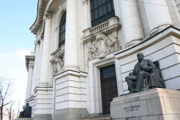 Студенти в платено обучение вече ще могат да получават стипендии