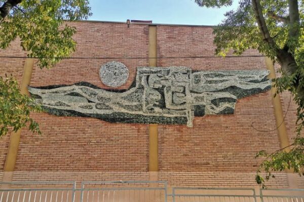 Мозайката “Хората и морето” на Чавдар Пашев украсява фасадата на Хуманитарната гимназия във Варна.