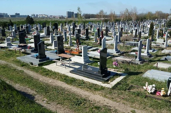 Община Варна разчиства сметище в с. Тополи, за да разшири гробищния парк