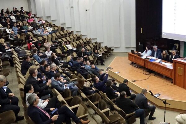 Варненци изпълниха Общинския съвет и поискаха промяна на заповедта за паркиране