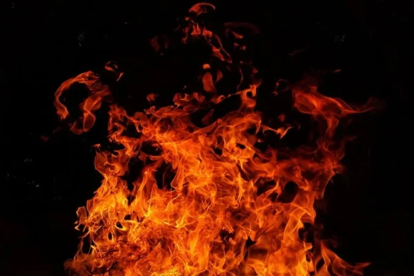 Двама мъже с опасност за живота след пожар в дом за възрастни във Варна