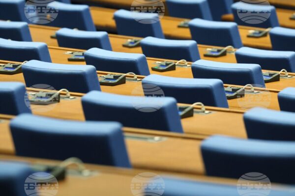 Обсъждане на процедурни правила за избор на нов генерален директор на БТА и други важни законопроекти в дневния ред на парламента.