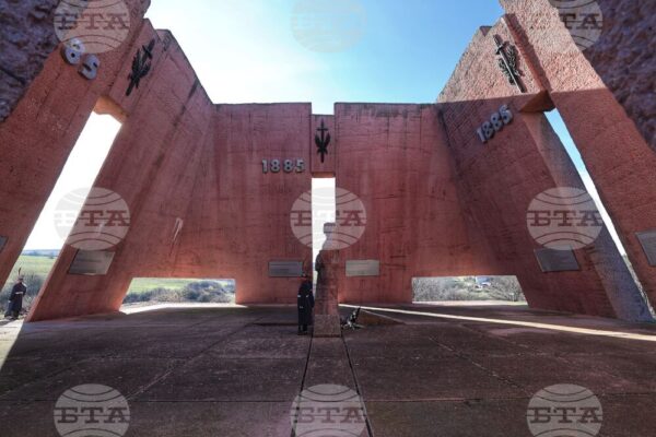 Отбелязване на 140-годишнината от Сръбско-българската война: Венци, цветя и тържествена заря в Сливница.