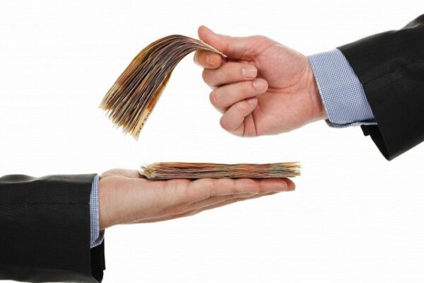 НСИ отчита спад на работещите и ръст на заплатите във Варненско