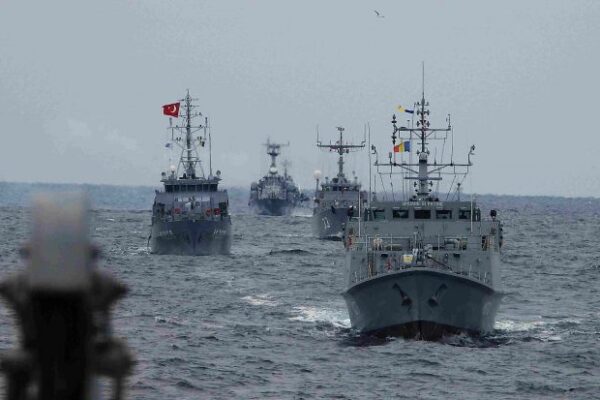 Турция и Румъния заедно с България укрепват сътрудничеството си в Черно море и отбранителната индустрия.