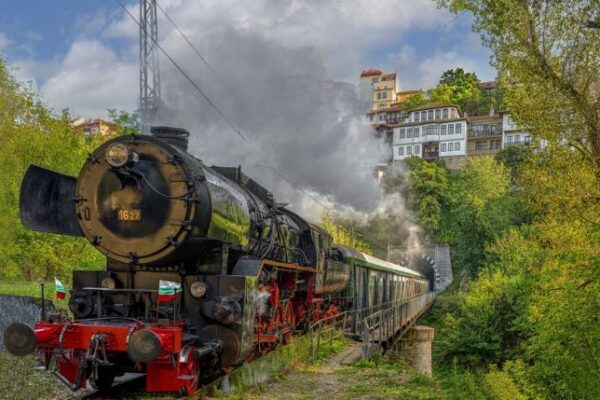 Коледни влакове с парен локомотив радват пътниците по празниците.