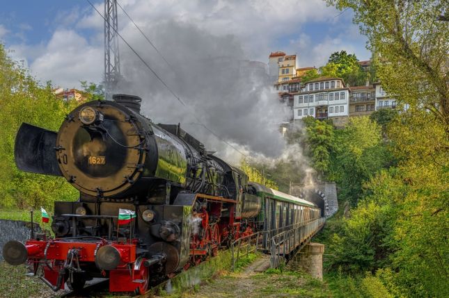 Коледни влакове с парен локомотив радват пътниците по празниците.