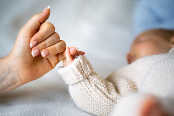 Разследващи установяват участие на българки в мащабна схема за сурогатство на Крит