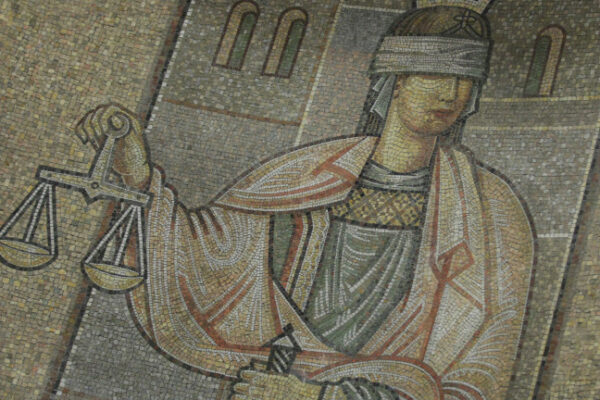 Служител на варненския Следствен отдел е пуснат под домашен арест по дело за подкуп