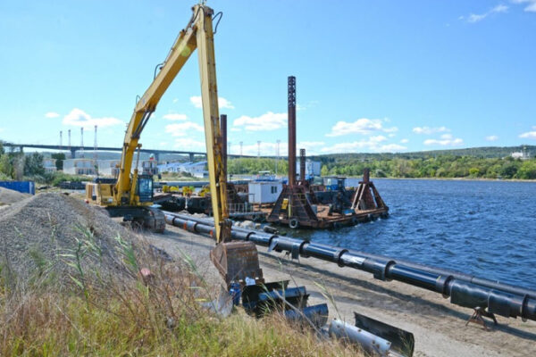 Аварийни екипи отстраняват теч на тръбопровода във Варненското езеро