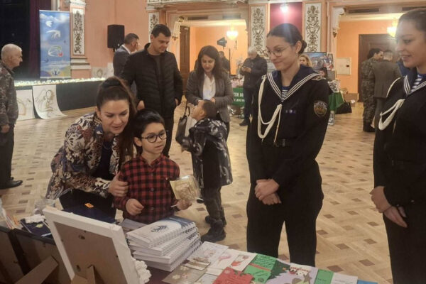 ВВМУ се включи в благотворителния базар „Подай ръка – Направи добро за децата на Българската армия“