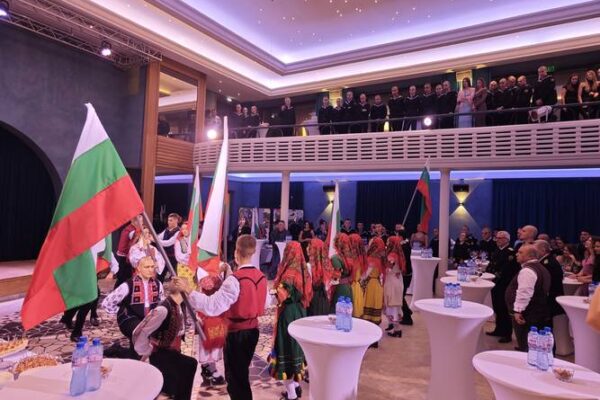 Курсантският бал във Варна блесна с традиции и стил.