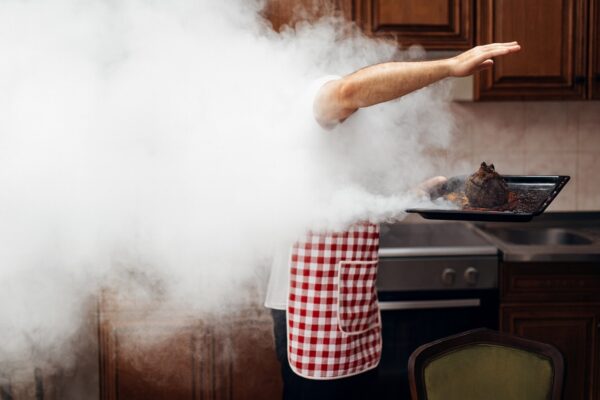 Нощен инцидент във Варна: Мъж пострада при пожар, тръгнал от оставена храна на котлона