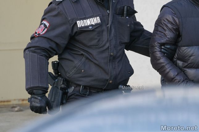 Задържани двама рецидивисти за серия от домови и автомобилни кражби във Варна.