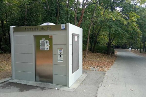 Варна намалява таксата за автоматични тоалетни в Морската градина заради новата европейска валута.