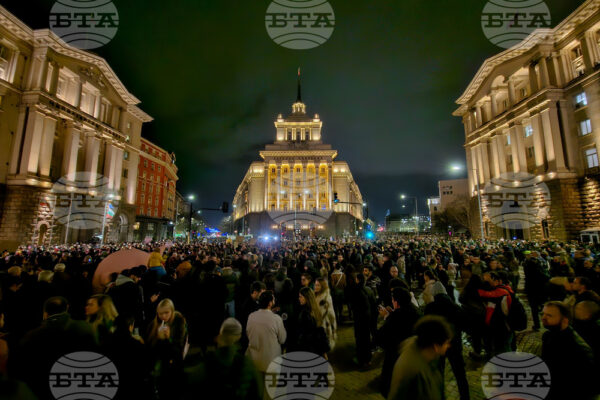 Недоволство във Варна: Протестиращи излизат срещу проектобюджета на 1 декември.
