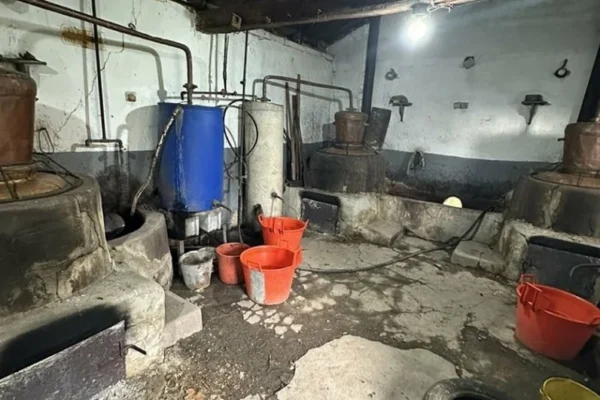 Митничари конфискуваха над 360 л алкохол във Варненско