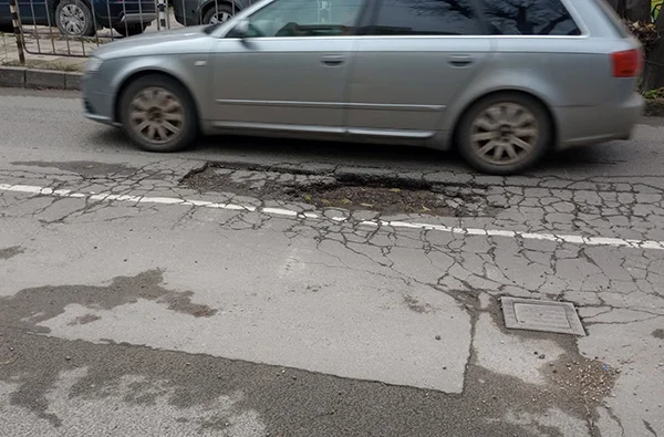 Дълбока яма създава риск от катастрофи в централна част на Варна
