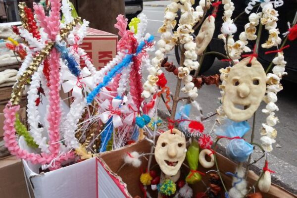 Варненските сурвачки: Изненади с размер, украса и цени до 70 лева.