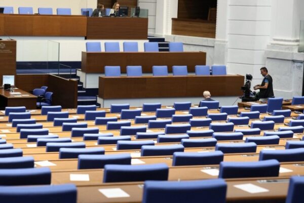 Експерти предупреждават: България може да влезе в годината без приет бюджет