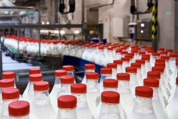 КЗК открива сериозни деформации на пазара на мляко у нас