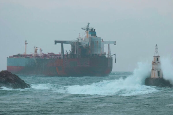 „Кайрос“ остава на котва край Ахтопол – операцията по изтеглянето му се отлага