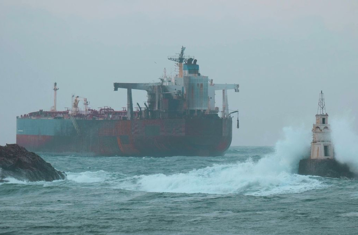 „Кайрос“ остава на котва край Ахтопол – операцията по изтеглянето му се отлага