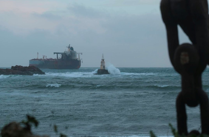 Утре започва операцията по освобождаване на заседналия танкер „Кайрос“ край Ахтопол