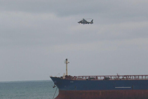 Хеликоптер изтегли нова група членове на екипажа от танкера „Кайрос“