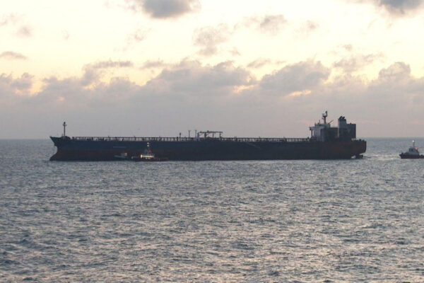 Танкерът „Кайрос“ е преместен и остава под наблюдение в Бургаския залив