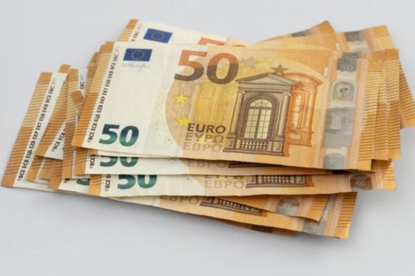 КС откри дело за отказания референдум за еврото през 2026 г.