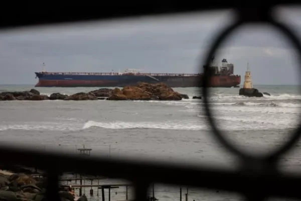 Започна проверка на „Кайрос“ след дни на изчакване в морето