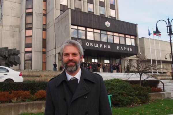 Политически игри и обвинения в корупция.