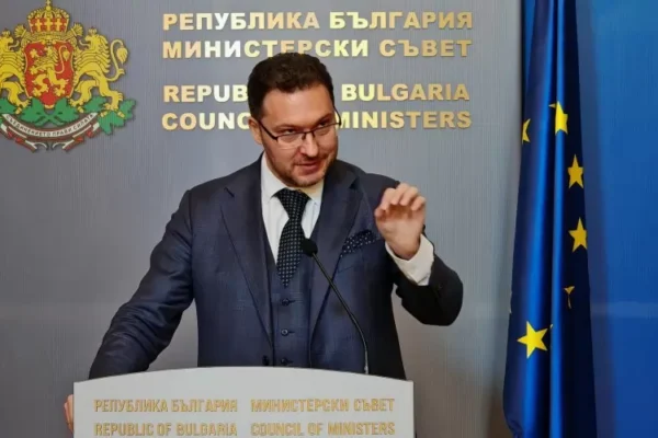 Министър Даниел Митов ще отговаря на въпроси за действията на МВР по време на протестите в Народното събрание.