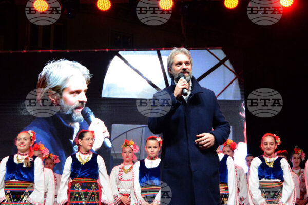 Варна блести в празнична украса: Кметът Благомир Коцев запали светлините на коледната елха.