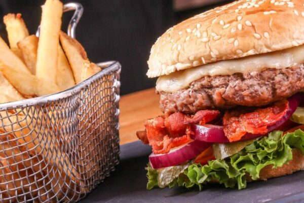 УНИЦЕФ: Свръхпреработените храни вредят на здравето и развитието на децата.