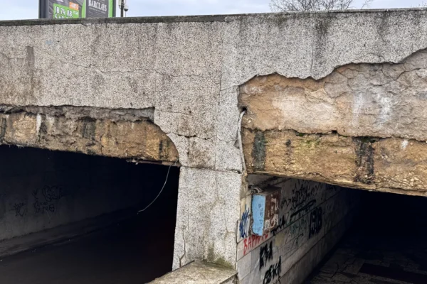 Опасен подлез край Двореца на културата тревожи варненци