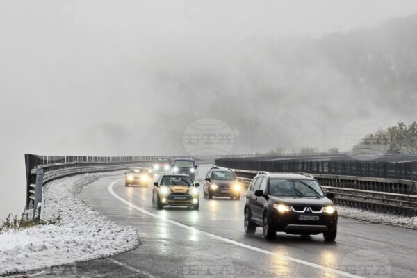 Подгответе се за зимни условия: Предупреждение от АПИ за снеговалежи и поледици.