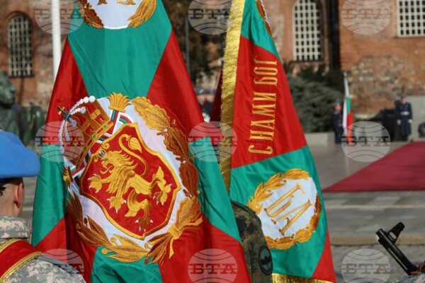 Традиционен богоявленски водосвет на бойните знамена в България.