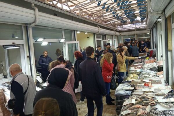 Кметът на Варна Благомир Коцев се срещна с наемателите на рибната борса заради повишените наеми.