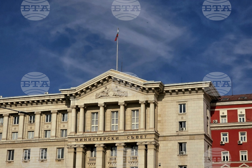 Правителството в оставка обсъжда участие в проект за проучване на нефт и газ, инфраструктурни проекти и национална сигурност.