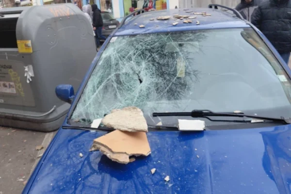 Рушаща се историческа сграда повреди автомобил в центъра на Варна