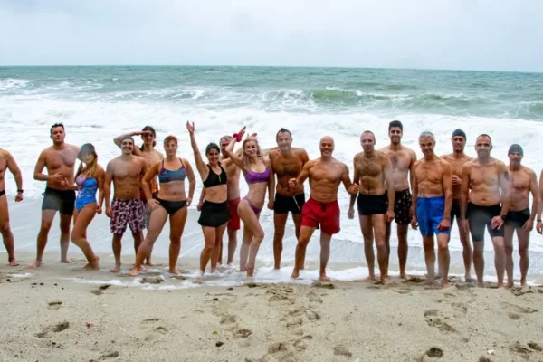 Смелчаци от Варна започват 2026-а с къпане в студените вълни