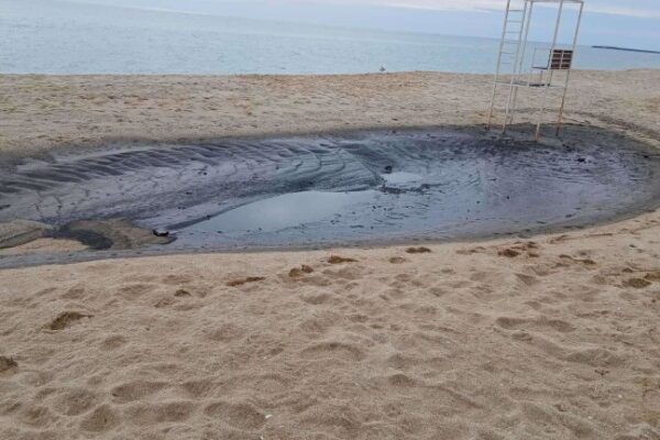 Плаж край Варна бе замърсен с мазут, започна разследване