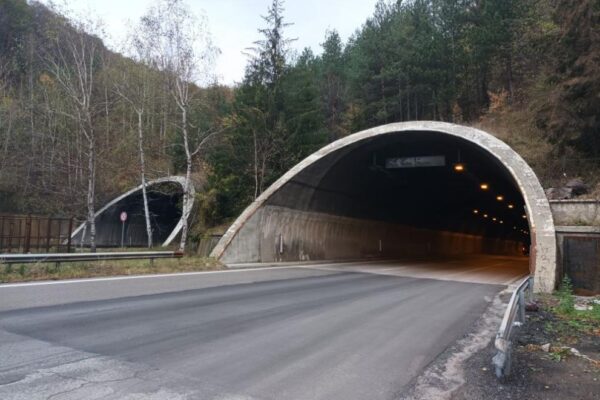 Почистване на знаци ограничава движението в тунел „Топли дол“