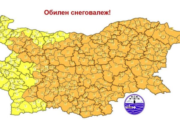 Сняг и виелици обхващат страната, обявен е оранжев код