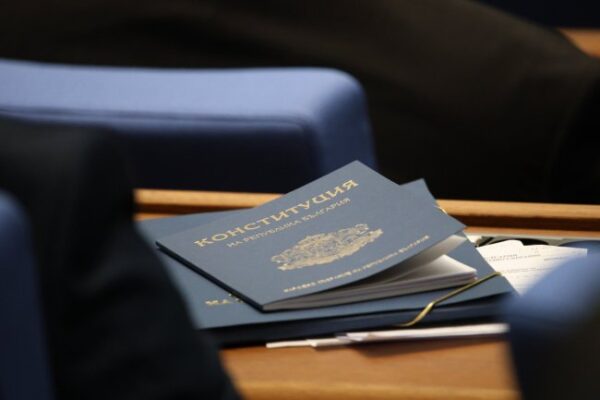 Конституционният съд отхвърли искането за произнасяне по референдума за еврото.