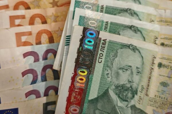 Еврото вече е официална валута в България: Как протича обмяната на левове в евро?