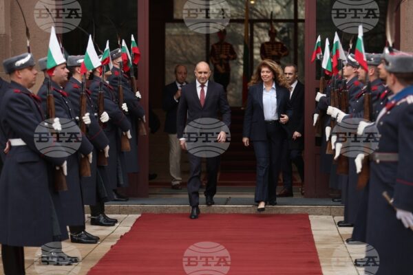 Първата жена президент на България встъпва в длъжност.