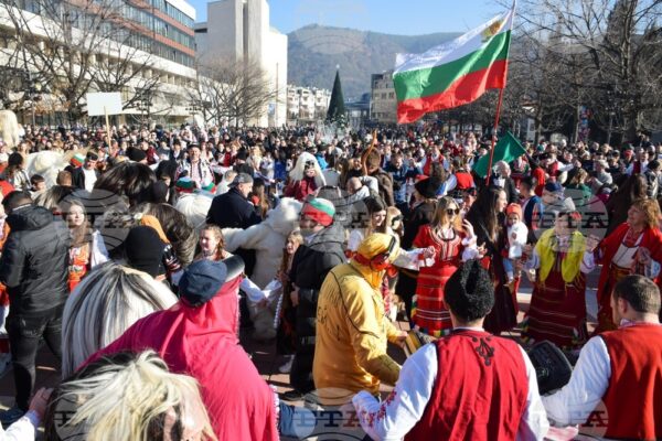 Фестивал на кукерските игри оживява улиците на Благоевград.
